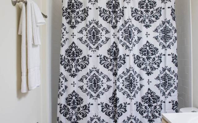 Fun 1 BR Apt In Popular NODA