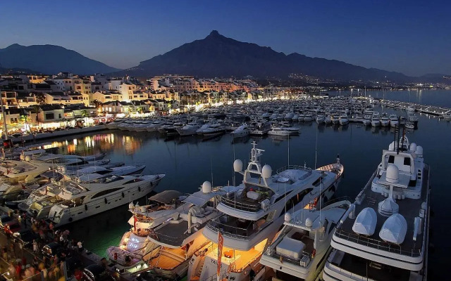 First Line Puerto Banus Harbour, 3 bedroom Luxury Apartment, Marbella