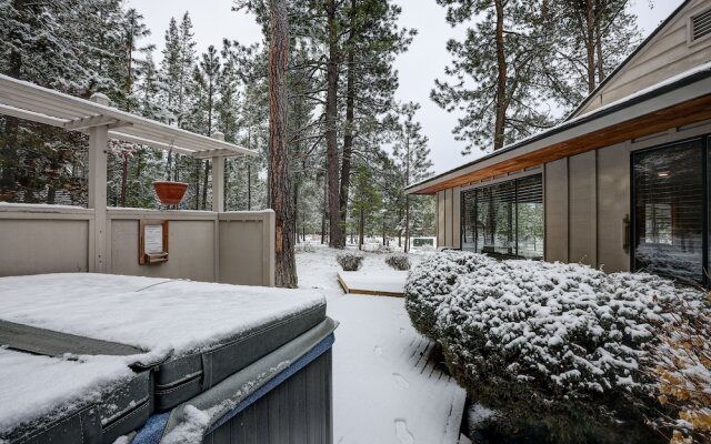 Pet-Friendly 6 Otter Home features Bikes to Explore Sunriver Village by RedAwning