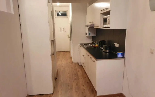 Vibrant Red Apartment I contactless Check-In