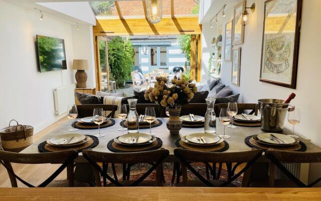 Dolls House - Luxury Townhouse - From 400 Per Night