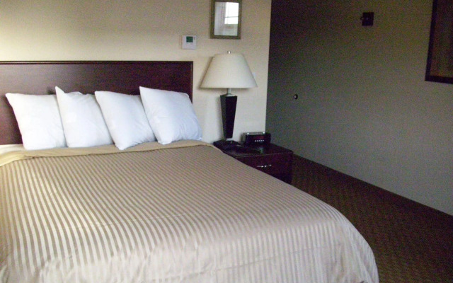 Price Pointe Inn