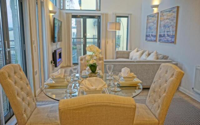 Penthouse Swansea Marina City Centre 100m from Beach