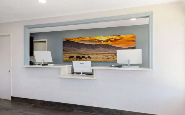 Days Inn by Wyndham Bakersfield