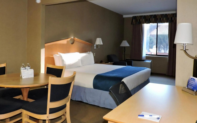 Marco LaGuardia Hotel & Suites