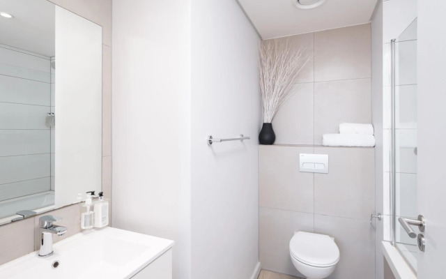 Modern Two Bedroom Unit, Mountain & Harbour Views