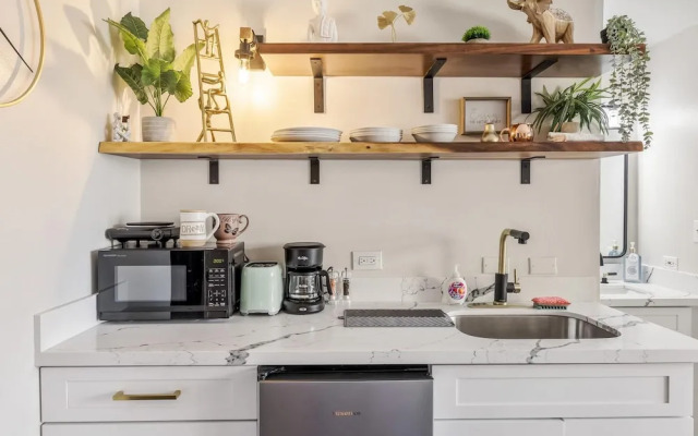 Bright Cozy Condo Unit With Balcony