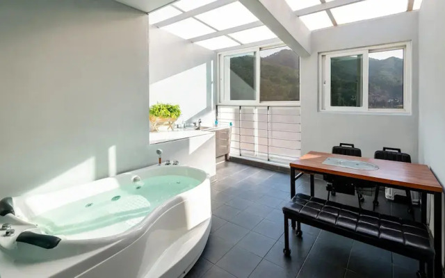 Gyeongju Modern Pool Villa