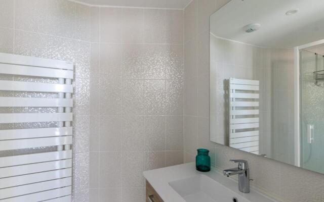 Modern apt with BALCONY at 1mn walk from the BEACH