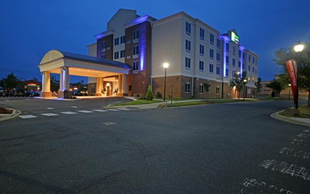 Holiday Inn Express & Suites Charlotte North, an IHG Hotel