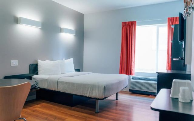 Motel 6 Airdrie, AB