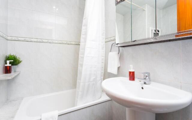 Spacious 4 Bedroom Apartment Fira BCN & Camp Nou