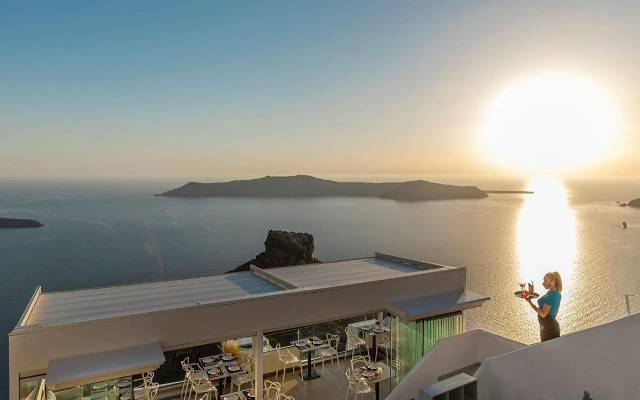 Pearl on the Cliff Hotel & Suites