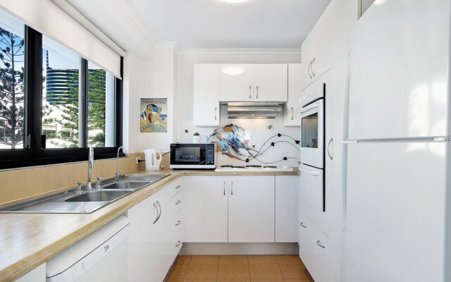2 Bedroom Apartment located in central Broadbeach