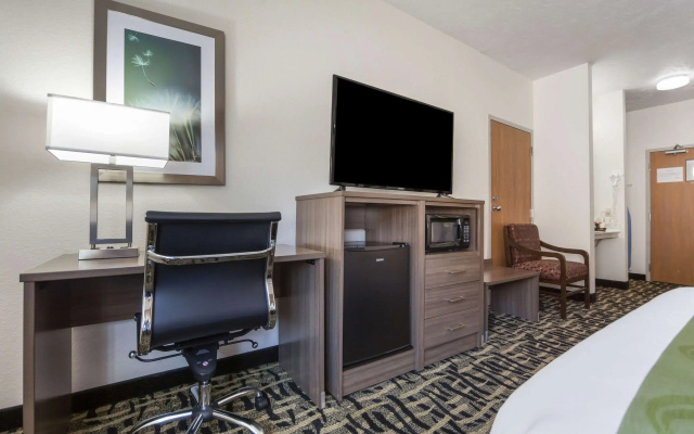 Quality Inn & Suites Omaha Chalco