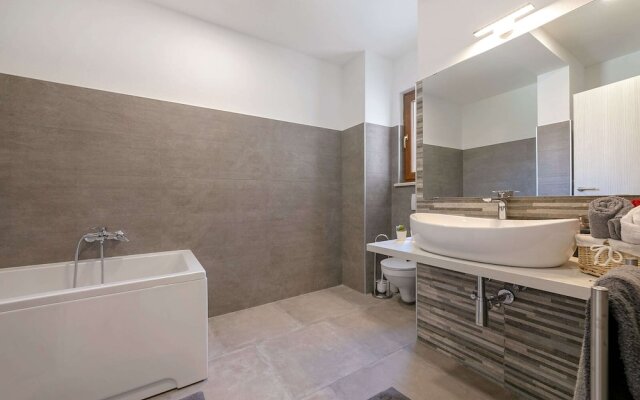 Splendid Villa in Vižinada with Hot Tub