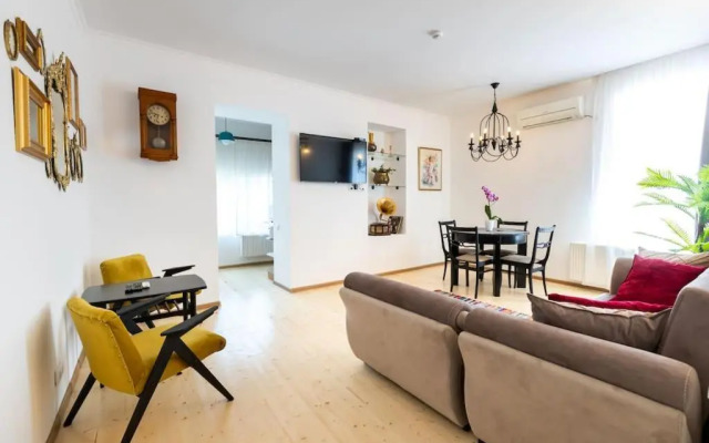 2 Bedroom Apartment Behind Opera House