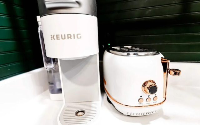 Best Location in Downtown NB Golf Cart Included!