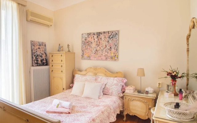 Classic Central Athinian Apartment