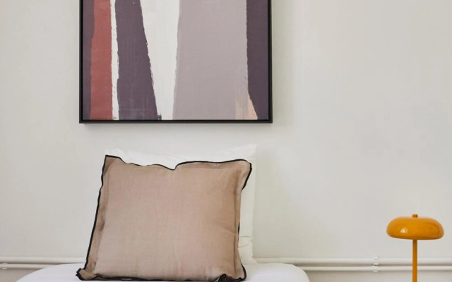 Sunny Pink Street Historical Apt, By TimeCooler