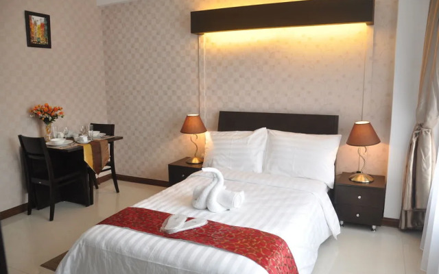 OYO 215 Sunshine City Suites
