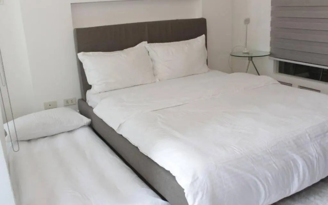 A2J Luxury 1BR BGC Balcony Suite Near BurgosCircle