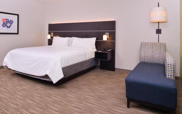 Holiday Inn Express & Suites Mall of America - MSP Airport, an IHG Hotel