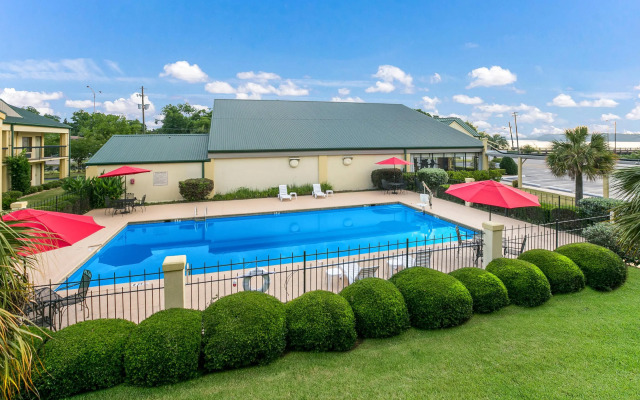 Quality Inn & Suites near Lake Eufaula