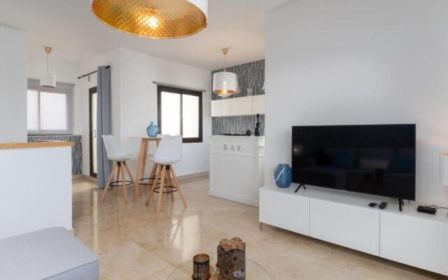 2305 - Luxury villa with sea view and pools
