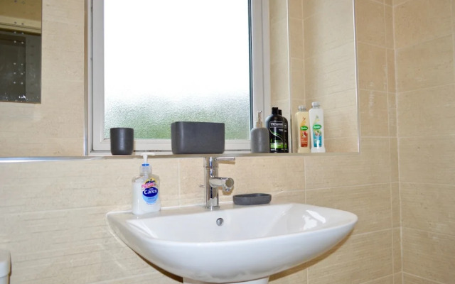 Spacious and Light 3 Bedroom Flat in Scenic Canonmills