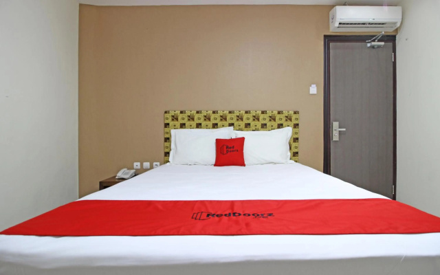 RedDoorz near UNS Solo – Guest Rooms – Karanganyar