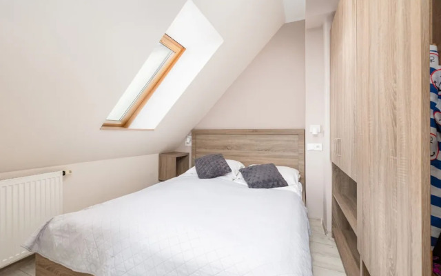 Nadbrzeżna Apartment by Renters