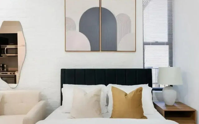 403-2e Newly Renovated Studio UES