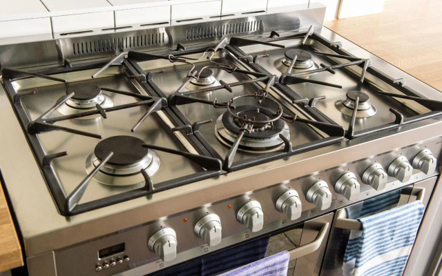 Bright and Spacious 4-bedroom Apart in Stockbridge