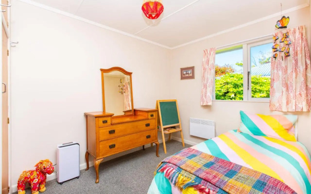Lorenzen Bay Bungalow - Raglan Holiday Home