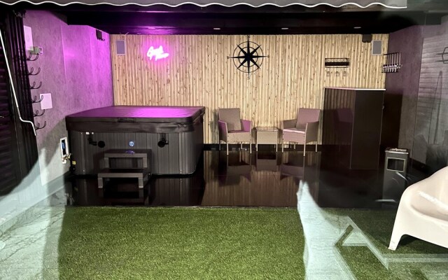 Penthouse Style 2 Bedroom House With Hot-tub