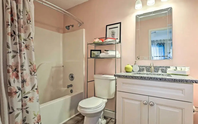 Beach-themed Retreat: 10 Mi to Downtown Charleston