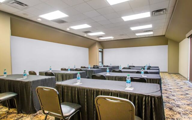 Clarion Inn & Suites US 65 & Battlefield Road