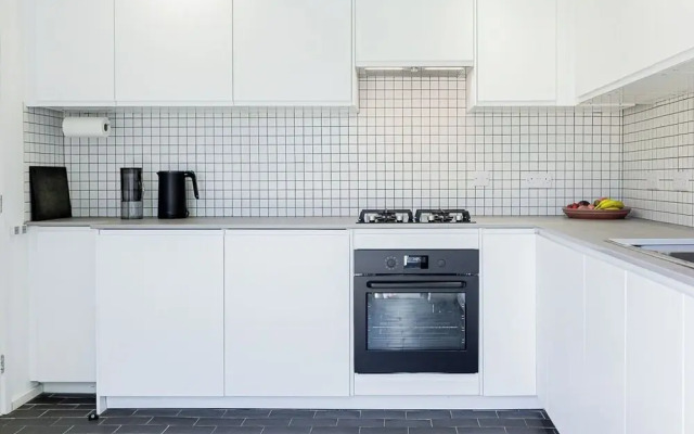 Mid-Century Modern Style 1BD with Garden