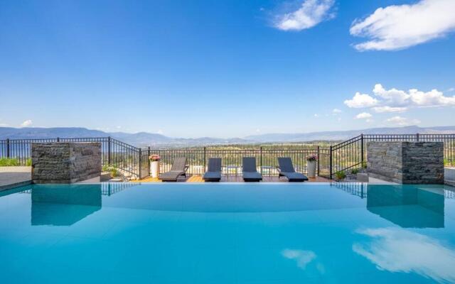 Newly Modern House w/ urban landscape of Kelowna!！