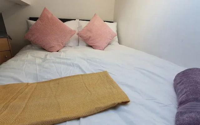 Room in Guest Room - Nice Large Room in Coventry