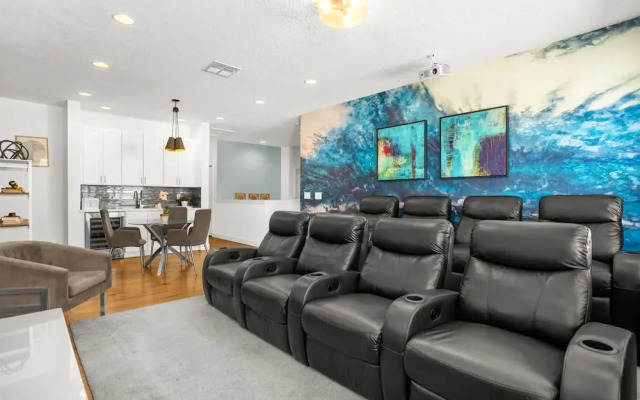 Upstay - Movie Mansion w Cinema-pool Hot Tub-games