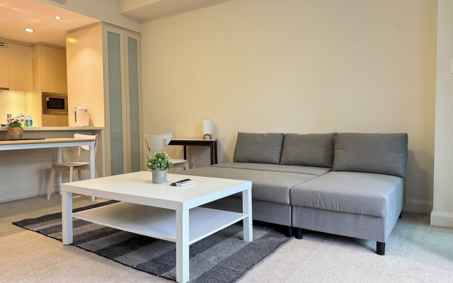 Stylish Waterfront Apt in Rhodes – Guest Rooms – Sydney