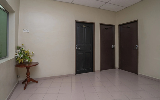 OYO 90576 Holiday Dive Inn