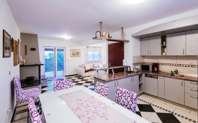 Holiday Home in Jasenice With Garden