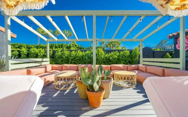 Fleur Noire Hotel - 21 and Over