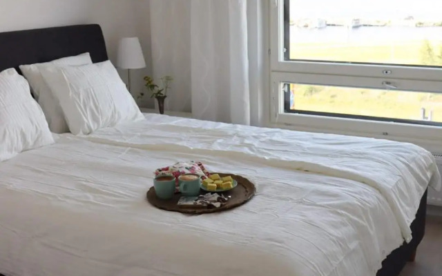 Uusi upea asunto järvinäköalalla ja autohallilla