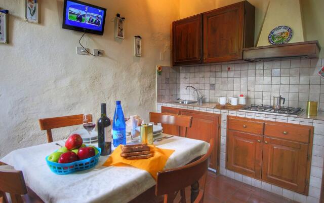 Apartment in a farmhouse with swimming pool