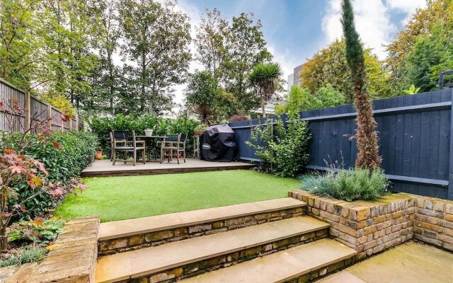 Incredible 2 Bedroom Apartment With Garden in Hammersmith