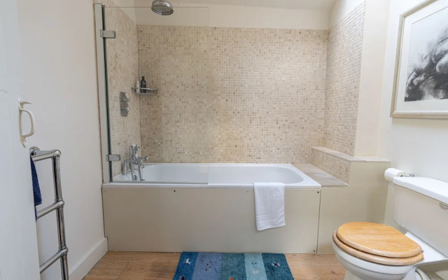 JOIVY Elegant 2-Bed Mews Flat Near Buckingham Palace